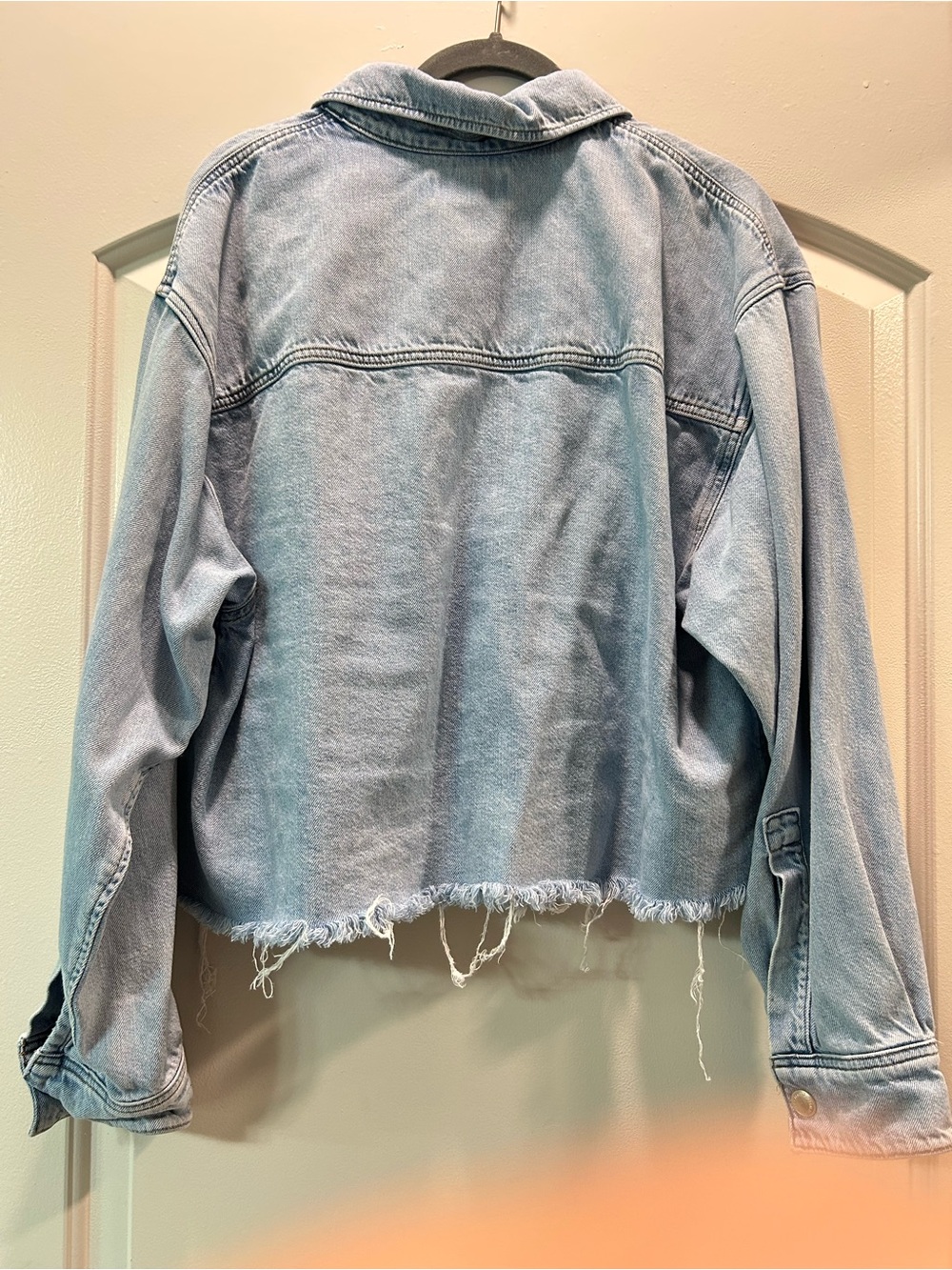 Agolde Light Blue Cropped Denim Jacket with Raw Hem - Picture 2 of 5